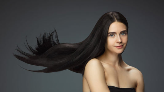 Une femme aux cheveux lisses et brillants après avoir subi un traitement de lissage brésilien. Le lissage brésilien peut être un excellent moyen de lisser et de nourrir les cheveux