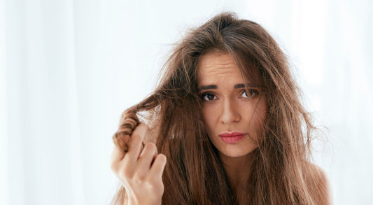Cheveux de paille : Comment réparer des cheveux secs et abîmés