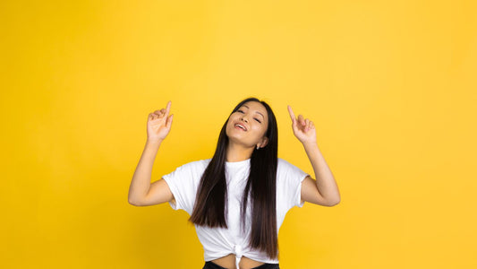 Le lissage brésilien a transformé les cheveux de cette femme, qui sont maintenant plus doux et plus faciles à coiffer