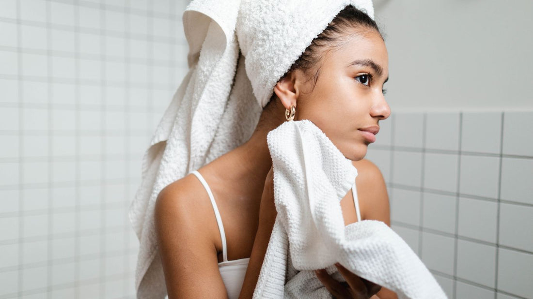 Une jeune femme qui prend soin de sa chevelure brillante et soyeuse après un lissage brésilien, en utilisant des produits de soin nourrissants et en brossant délicatement ses cheveux.