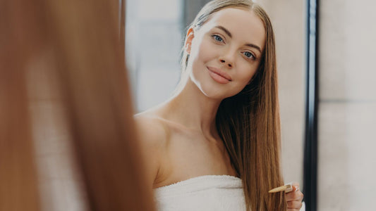 Une femme aux cheveux lisses et brillants après avoir subi un traitement de lissage brésilien. Le lissage brésilien peut être un excellent moyen de lisser et de nourrir les cheveux
